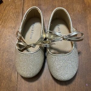 Gold sparkly dress shoes for toddler girl. Worn once.